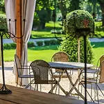 Konukevi Le Manoir Du Thouron 3*