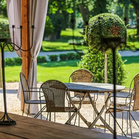 بيت ضيافة Le Manoir Du Thouron 3*